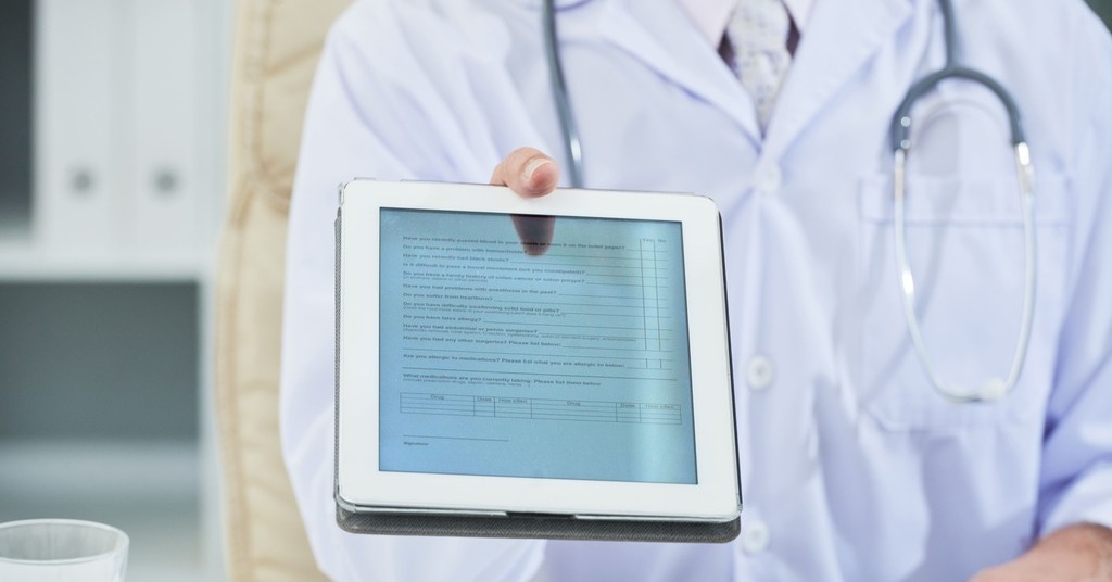 врач с анкетой